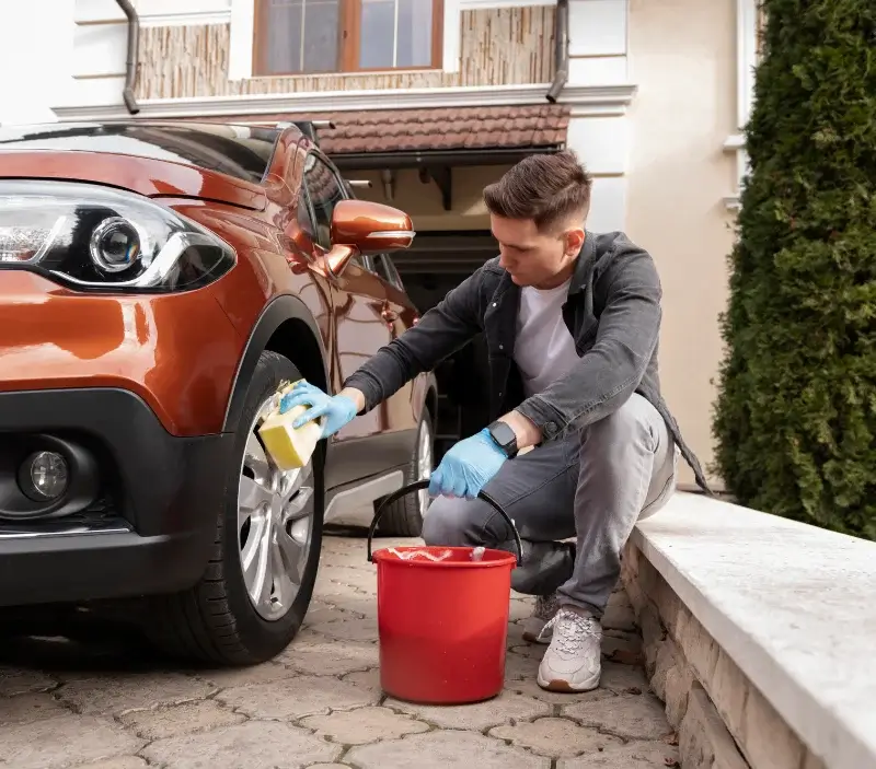 Lavage auto à domicile Saint-Martin-de-Hinx : professionnel intervenant sur un véhicule